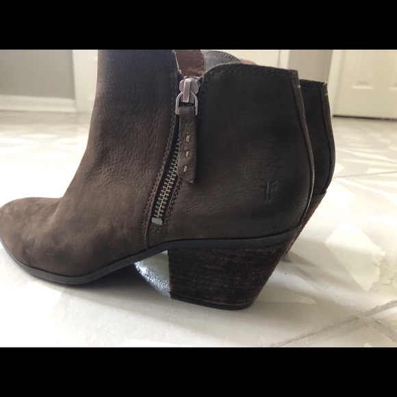 Frye Judith brown leather zip up ankle booties - Picture 14 of 16